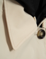 Reversible trench coat in camel/black