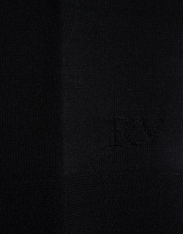 Black seamless three-quarter sleeve jumper