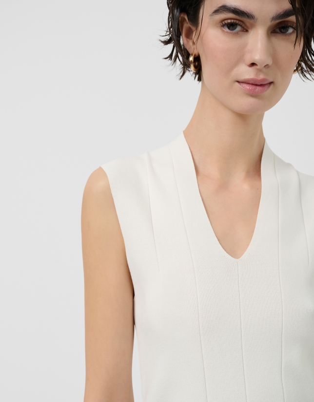 Ecru V-neck top in Roma knit