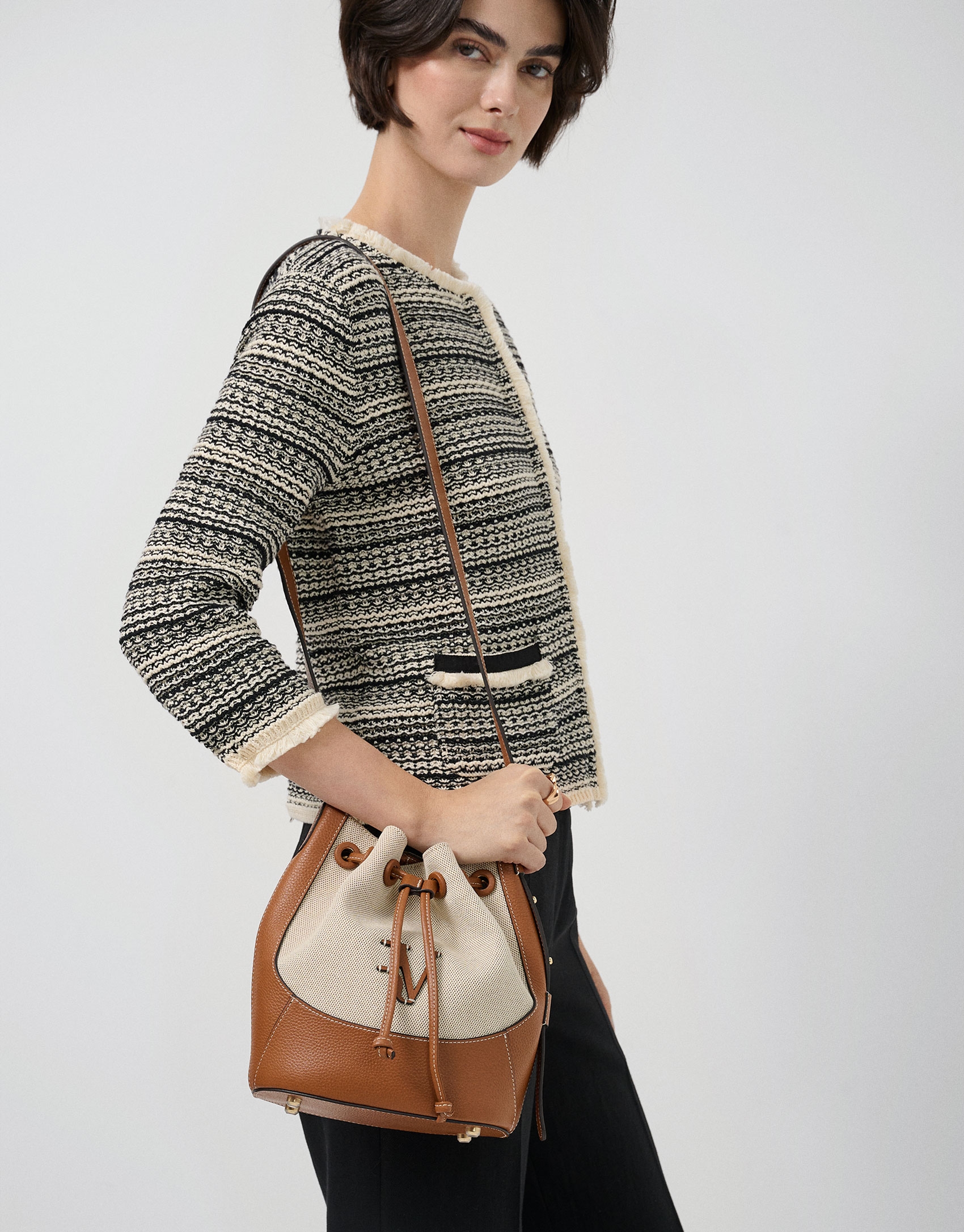 Bolso de hombro Iera Bucket lona y piel c&aacute;mel