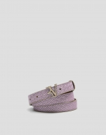 Cintur&oacute;n piel grabado estructura rosa metalizado