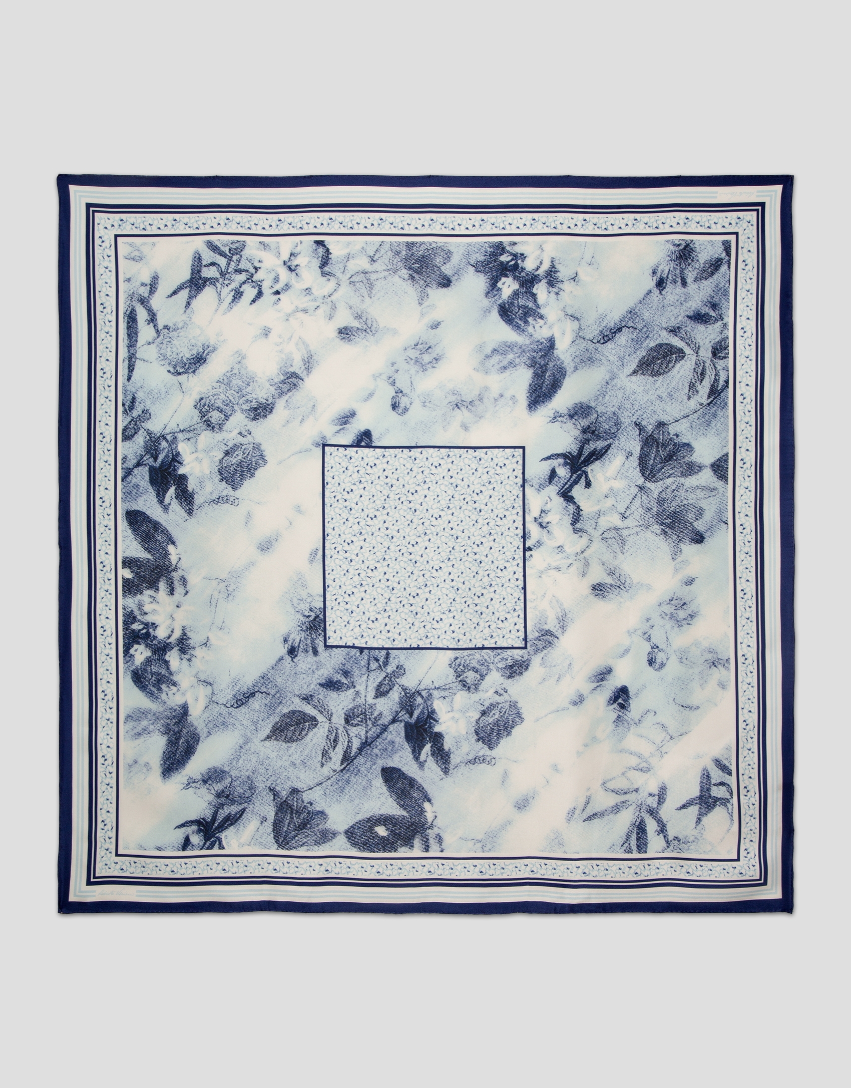 Pa&ntilde;uelo seda estampado flores azules con cuadro