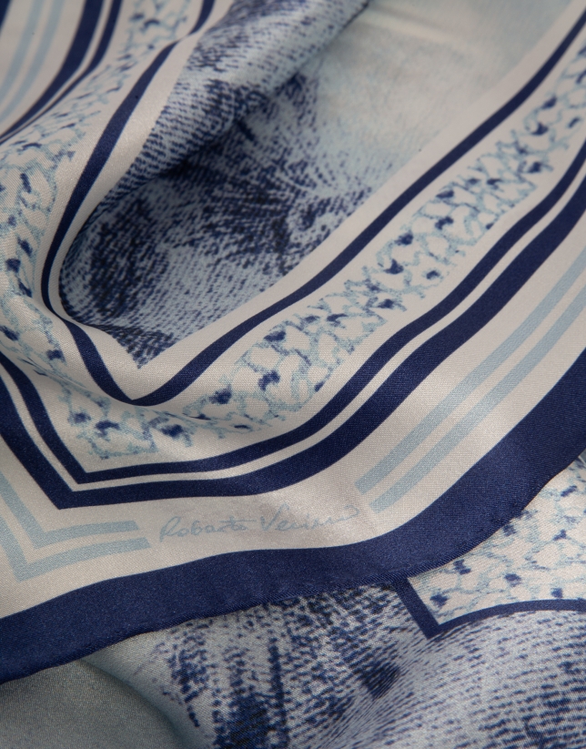 Pa&ntilde;uelo seda estampado flores azules con cuadro