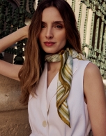 Pa&ntilde;uelo seda estampado flores verdes