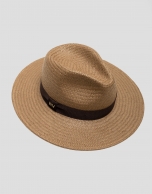 Sombrero fibras vegetales tostado con cinta marr&oacute;n