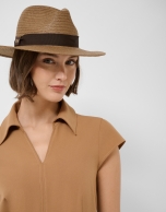 Sombrero fibras vegetales tostado con cinta marr&oacute;n