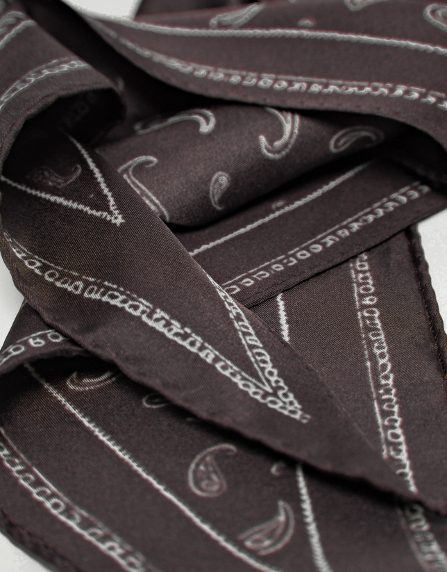 Bandana triangular seda marr&oacute;n cachemires blancos