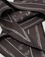 Bandana triangular seda marr&oacute;n cachemires blancos