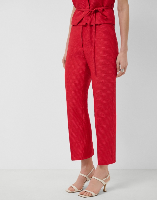 Pantal&oacute;n recto piqu&eacute; dibujo floral rojo
