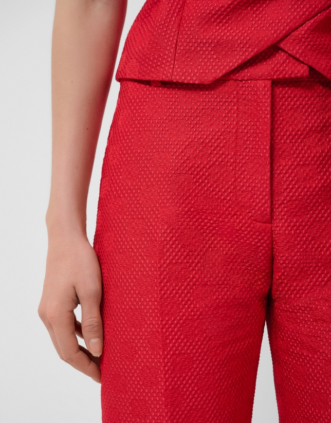 Pantal&oacute;n recto piqu&eacute; dibujo floral rojo