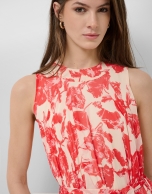 Vestido midi sin mangas beige estampado floral rojo