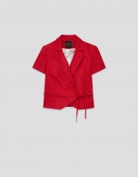 Chaqueta corta sin mangas piqu&eacute; dibujo floral rojo