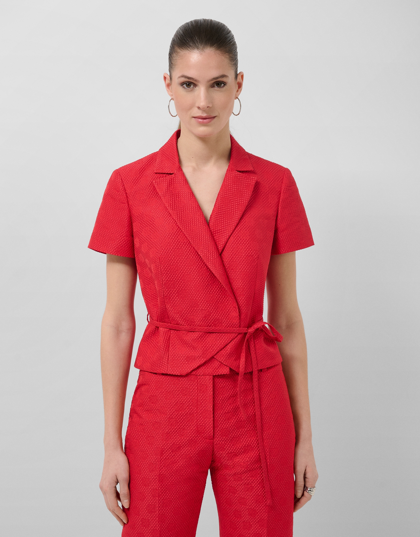 Chaqueta corta sin mangas piqu&eacute; dibujo floral rojo