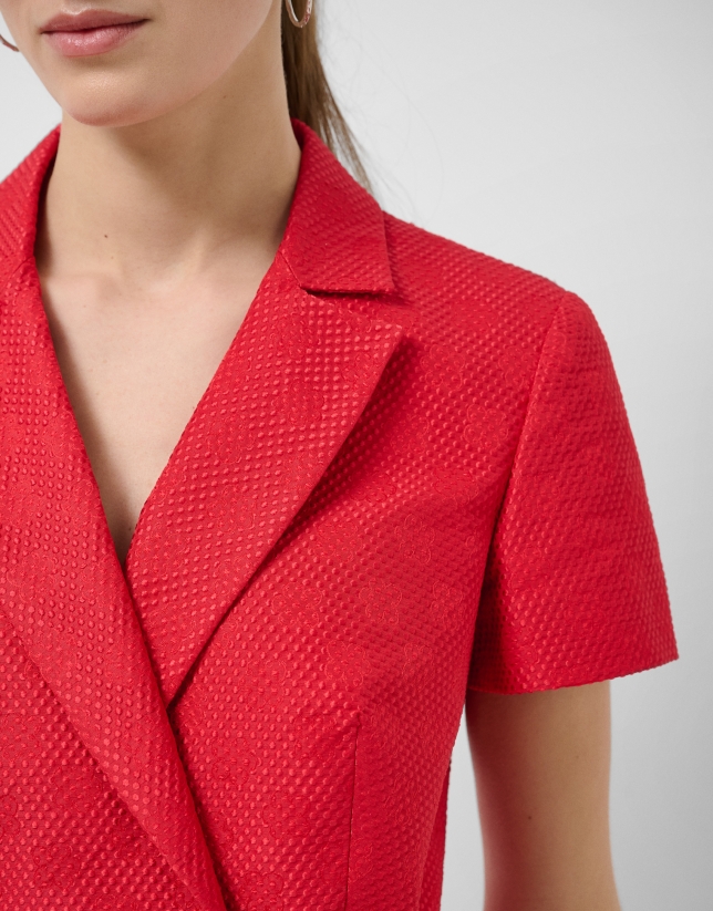 Short sleeveless jacket in red floral piqu&eacute; fabric