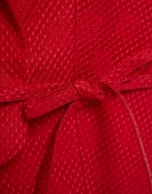 Chaqueta corta sin mangas piqu&eacute; dibujo floral rojo