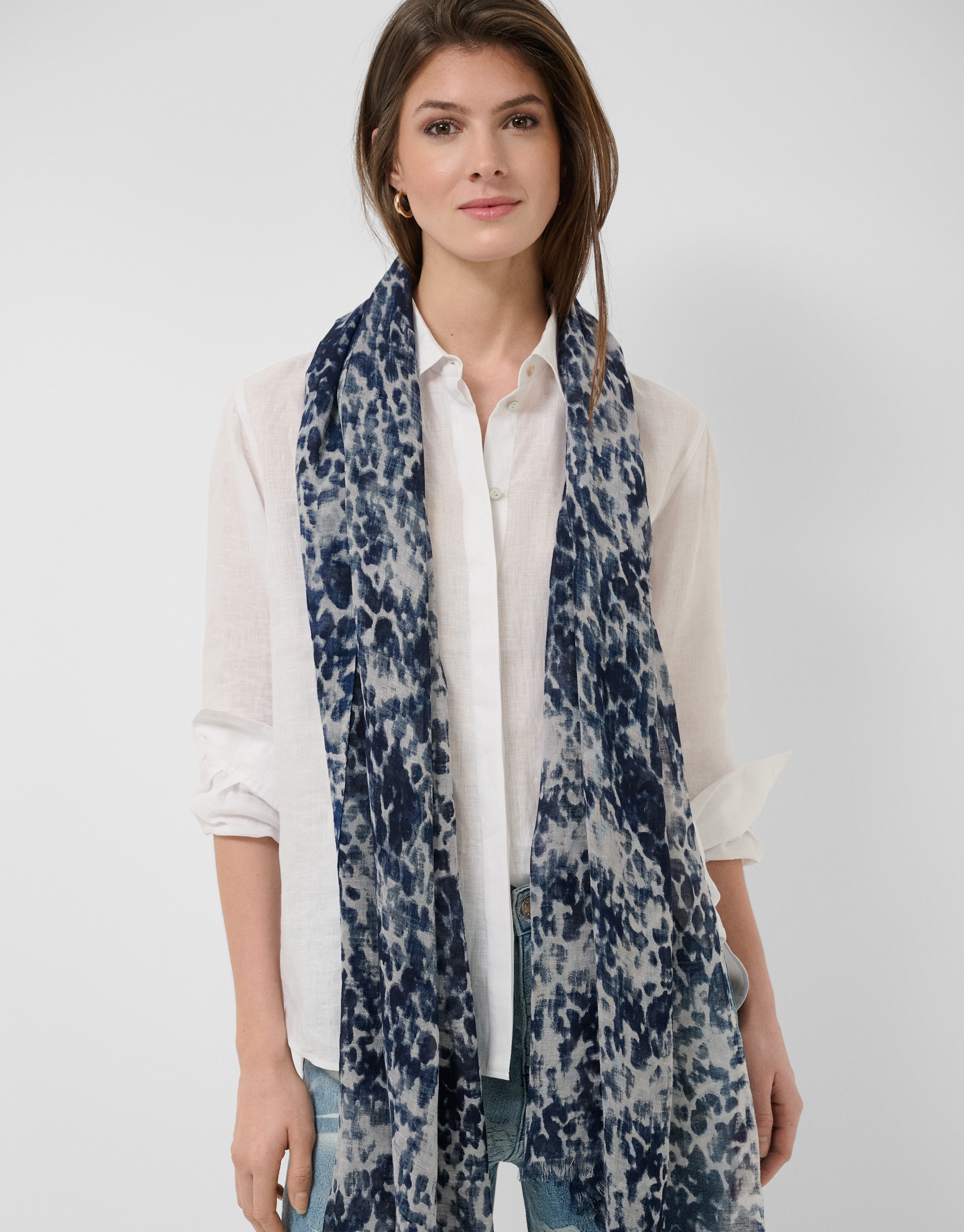 Scarf made from a blend of cotton, modal and linen with animal print in shades of blue