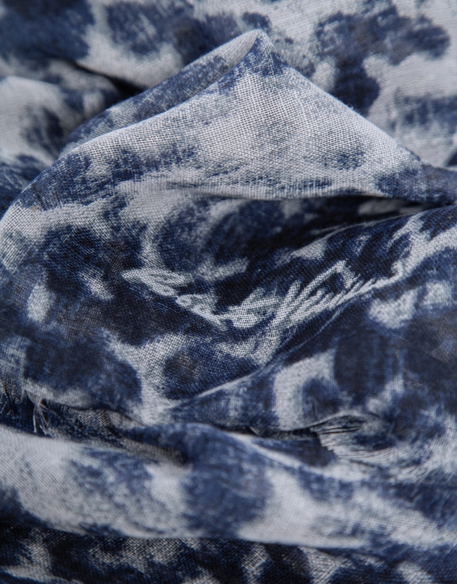 Scarf made from a blend of cotton, modal and linen with animal print in shades of blue