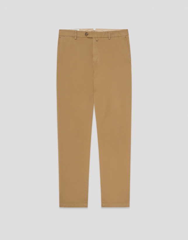 Pantal&oacute;n chino tintado camel