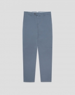 Pantal&oacute;n chino tintado azul gris&aacute;ceo