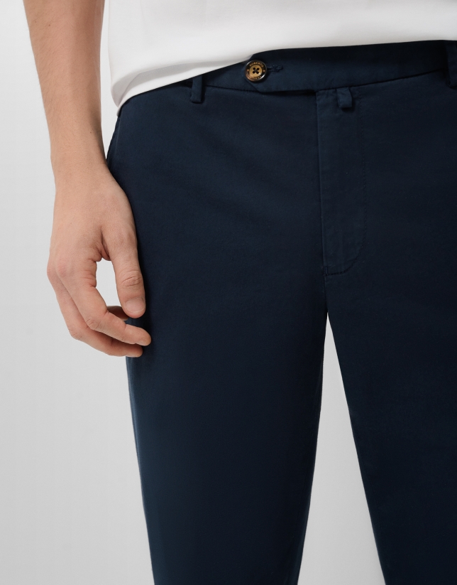 Pantal&oacute;n chino tintado marino