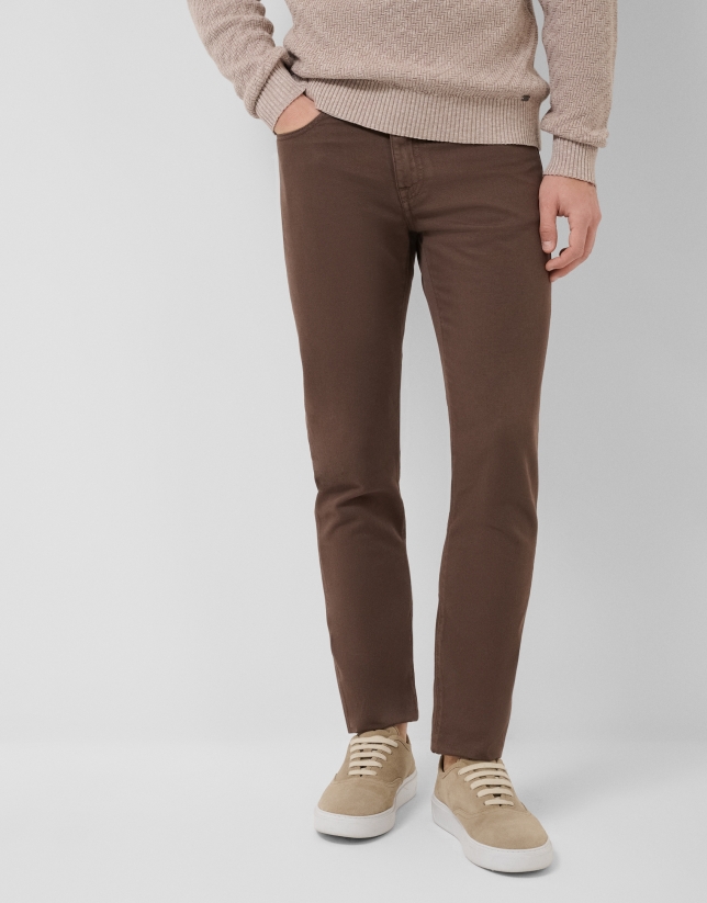 Pantal&oacute;n cinco bolsillos sarga tintada marr&oacute;n