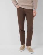 Pantal&oacute;n cinco bolsillos sarga tintada marr&oacute;n
