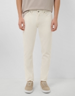 Pantal&oacute;n cinco bolsillos sarga crudo