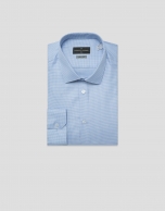Camisa vestir slim dibujo celeste/blanco