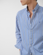 Camisa sport regular rayas blanco y azul