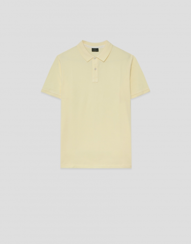 Light yellow short-sleeved piqu&eacute; polo shirt