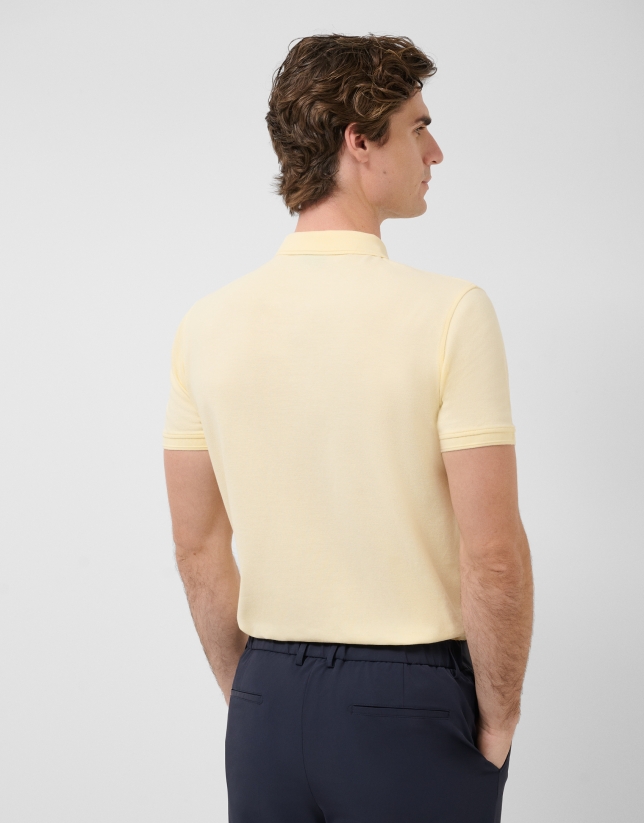 Polo piqu&eacute; de manga corta amarillo claro