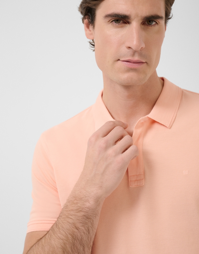 Light orange short-sleeved piqu&eacute; polo shirt