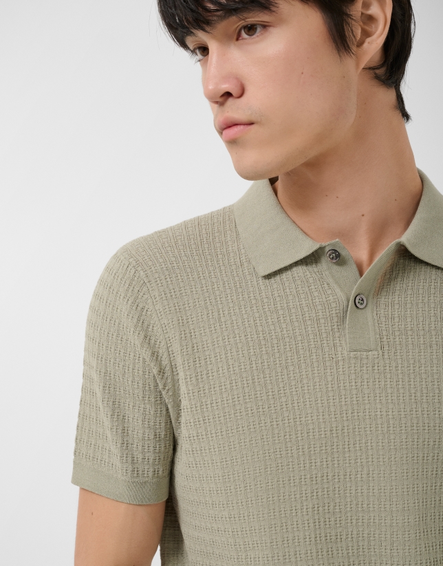 Polo tricotado estructura caqui claro