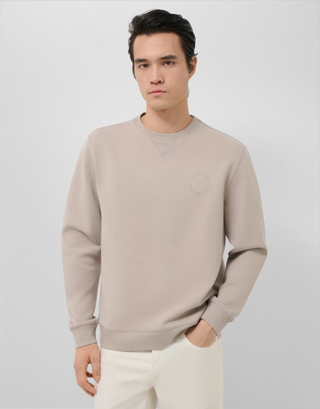 Sudadera vis&oacute;n logo a tono en pecho