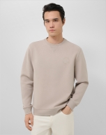 Sudadera vis&oacute;n logo a tono en pecho