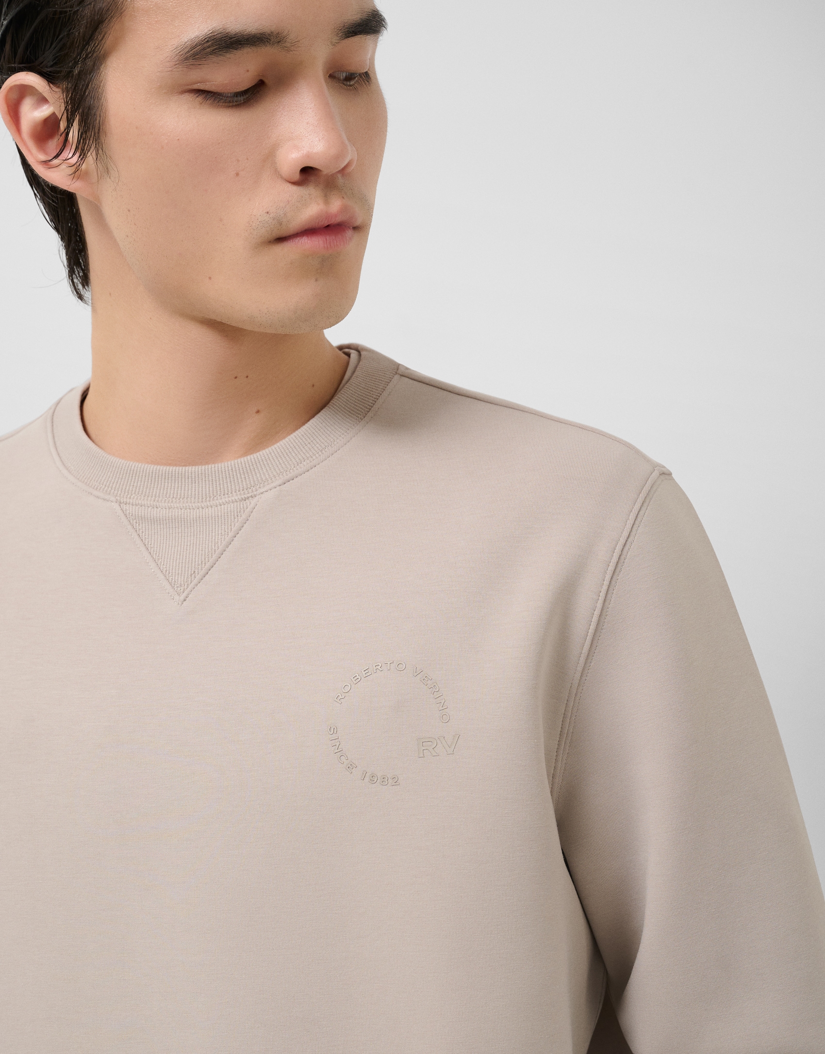 Sudadera vis&oacute;n logo a tono en pecho