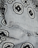 Fular gris con estampado geom&eacute;trico azul y blanco