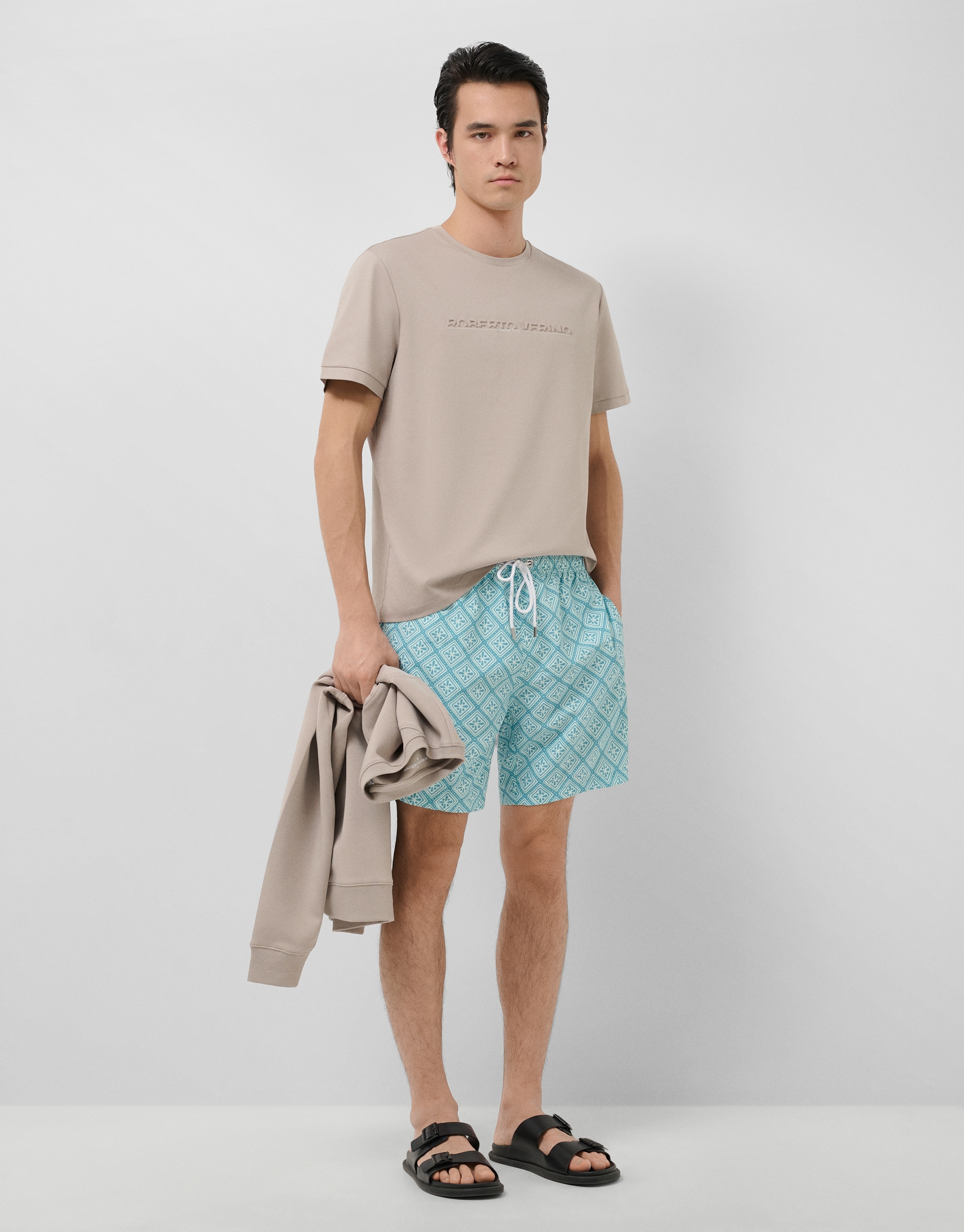 Ba&ntilde;ador estampado geom&eacute;trico azul verdoso y blanco