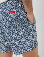 Ba&ntilde;ador estampado geom&eacute;trico marino y blanco