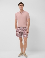 Ba&ntilde;ador estampado flor tropical ciruela y blanco