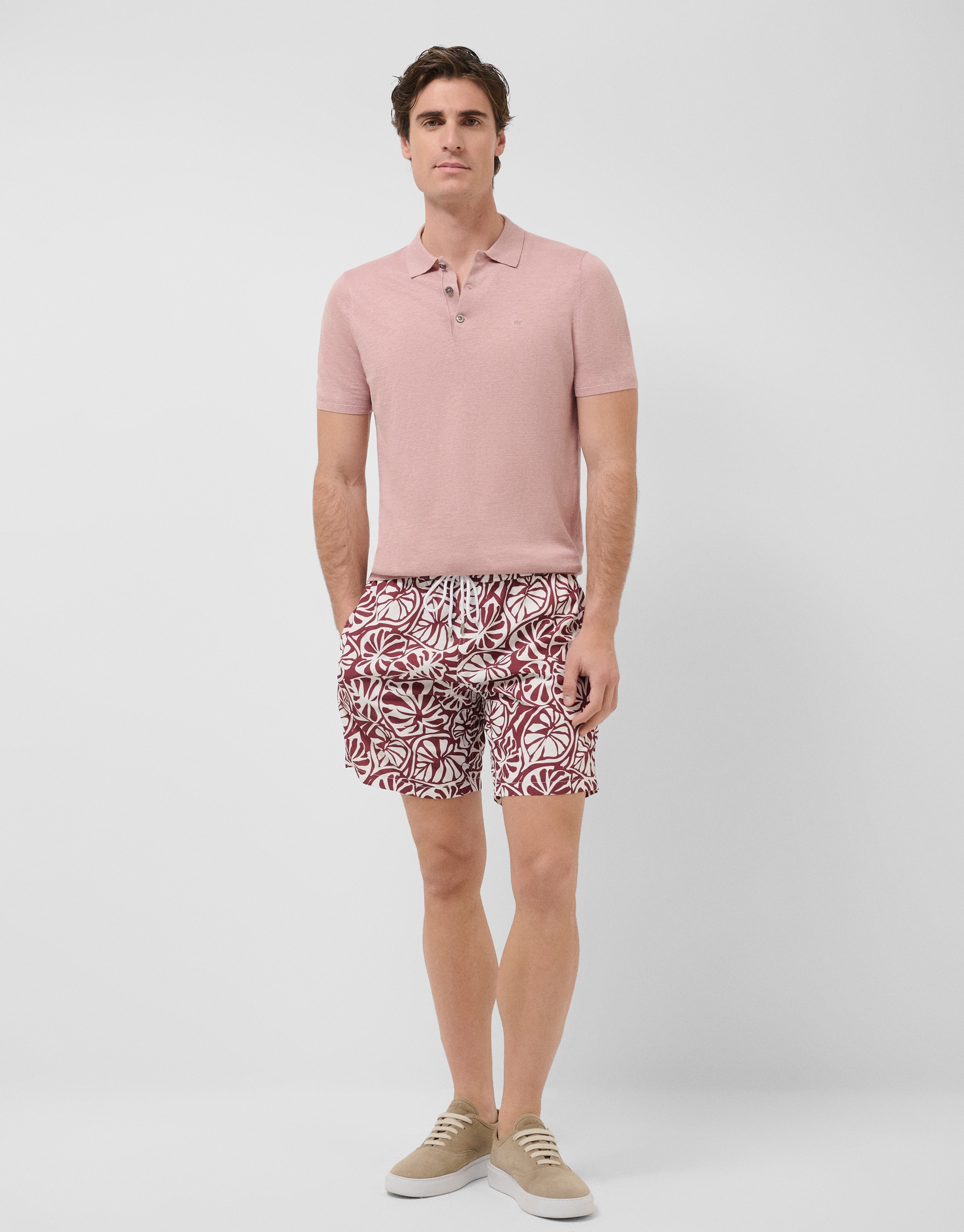 Ba&ntilde;ador estampado flor tropical ciruela y blanco