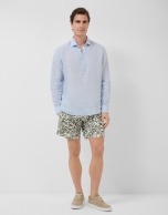 Ba&ntilde;ador estampado flor tropical caqui y blanco