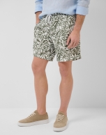 Ba&ntilde;ador estampado flor tropical caqui y blanco