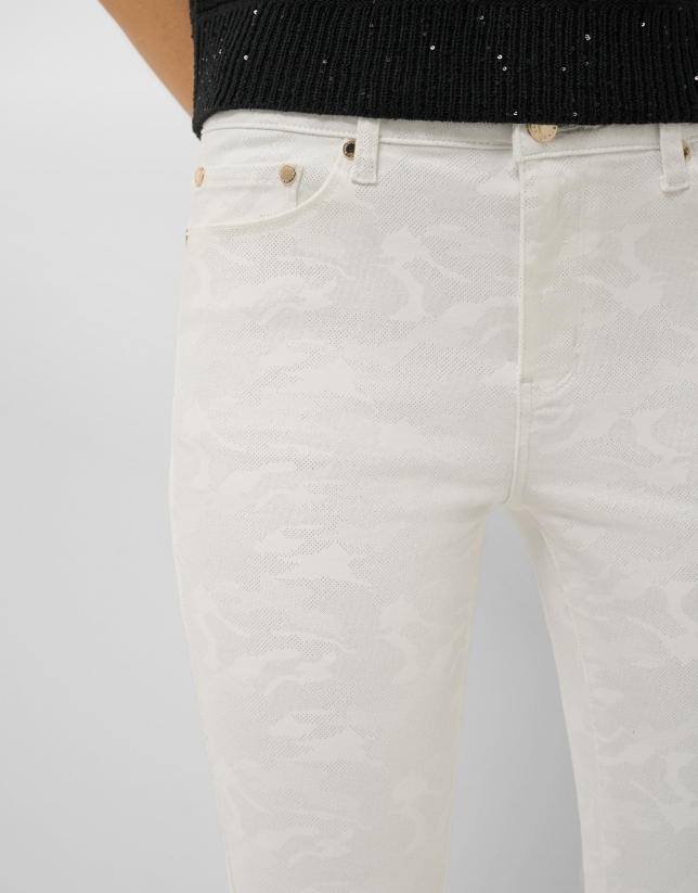 Pantal&oacute;n cinco bolsillos blanco con dibujo laminado plata