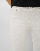 Pantal&oacute;n cinco bolsillos blanco con dibujo laminado plata