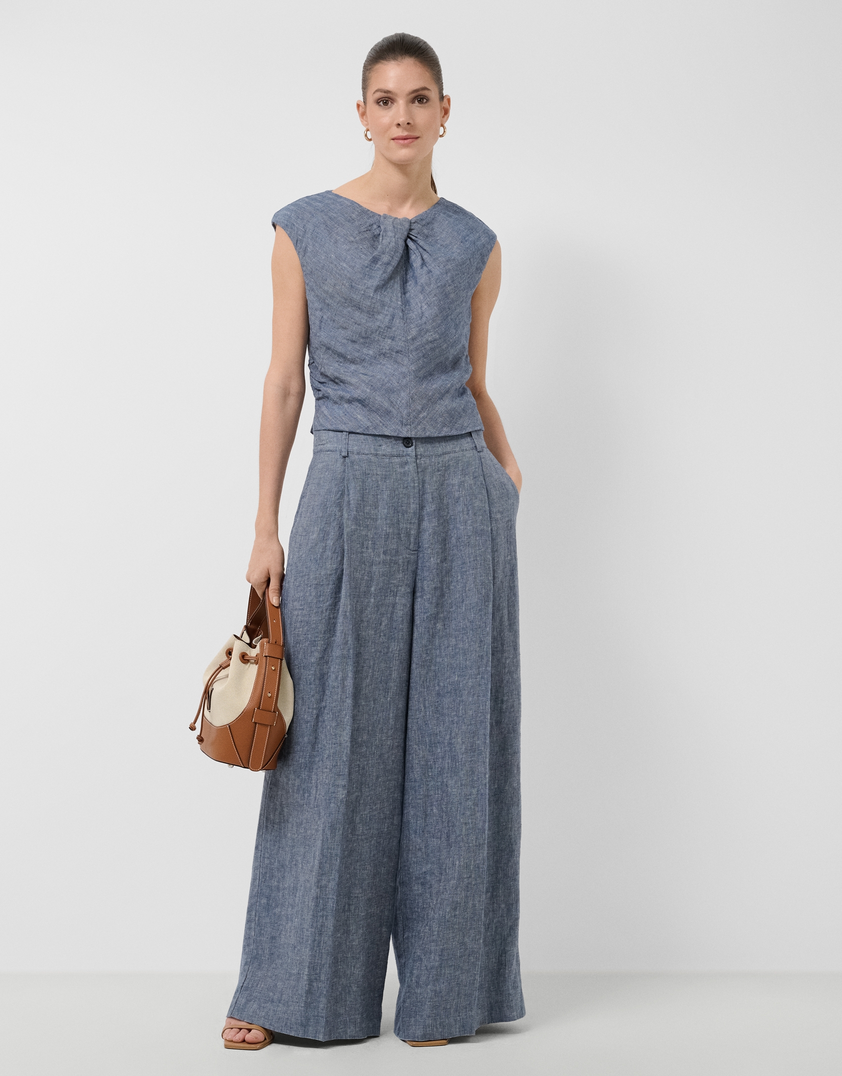 Wide-leg trousers with pleats in blue linen