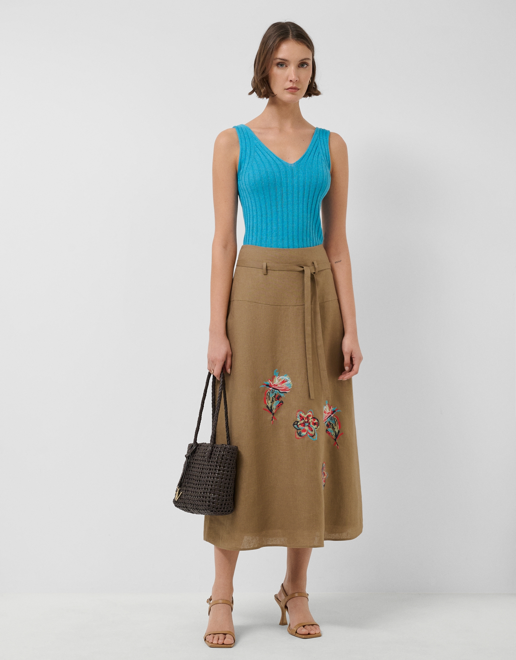 Falda midi en lino c&aacute;mel con bordado floral