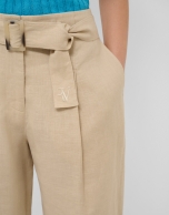Pantal&oacute;n fluido tonos beige claro con cintur&oacute;n