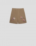 Pantal&oacute;n bermuda lino c&aacute;mel con bordado floral