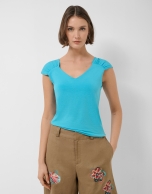 Camiseta hombro fruncido azul turquesa